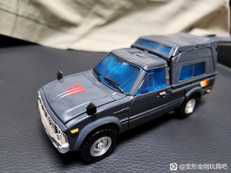 In Hand Image Of Transformers Masterpiece MP 56 Trailbreaker  (10 of 22)